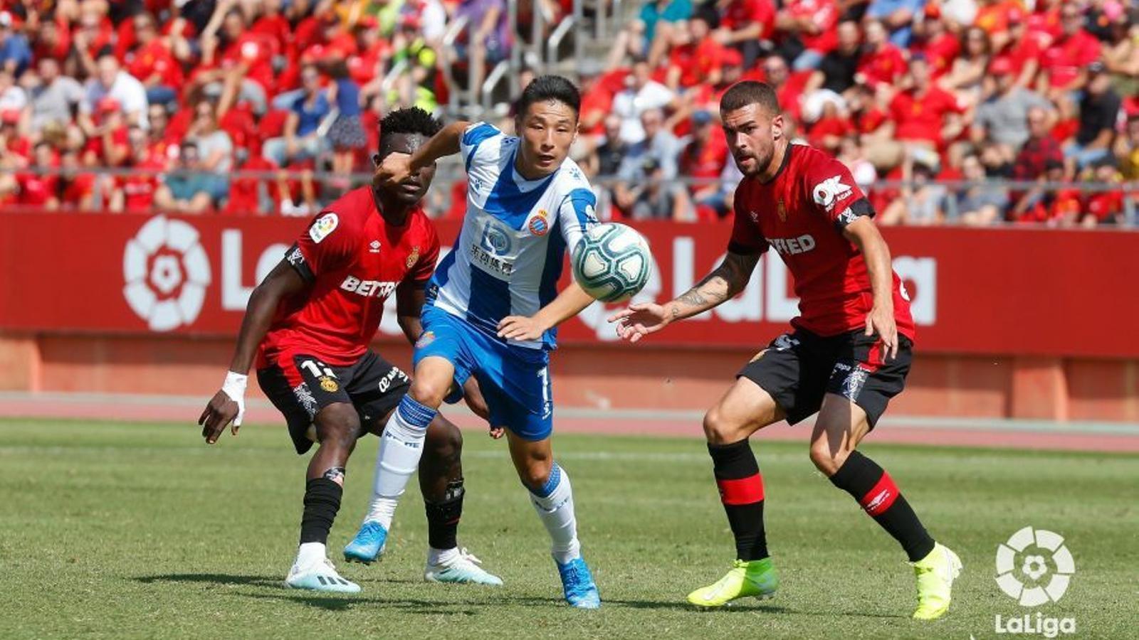 Wu Lei, durant el partit contra el Mallorca de la primera volta