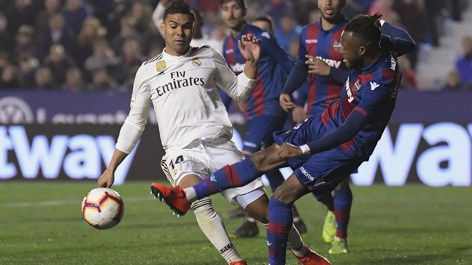 Doukouré i Casemiro, en la polèmica jugada del Llevant-Madrid