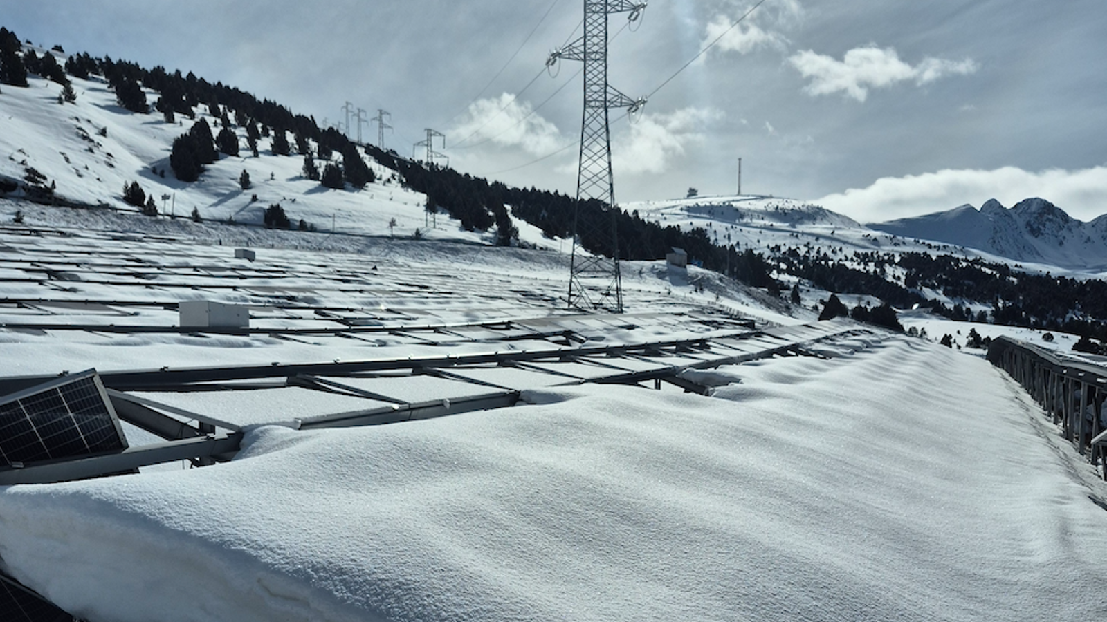 El parc fotovoltaic de Grau Roig ple de neu.
