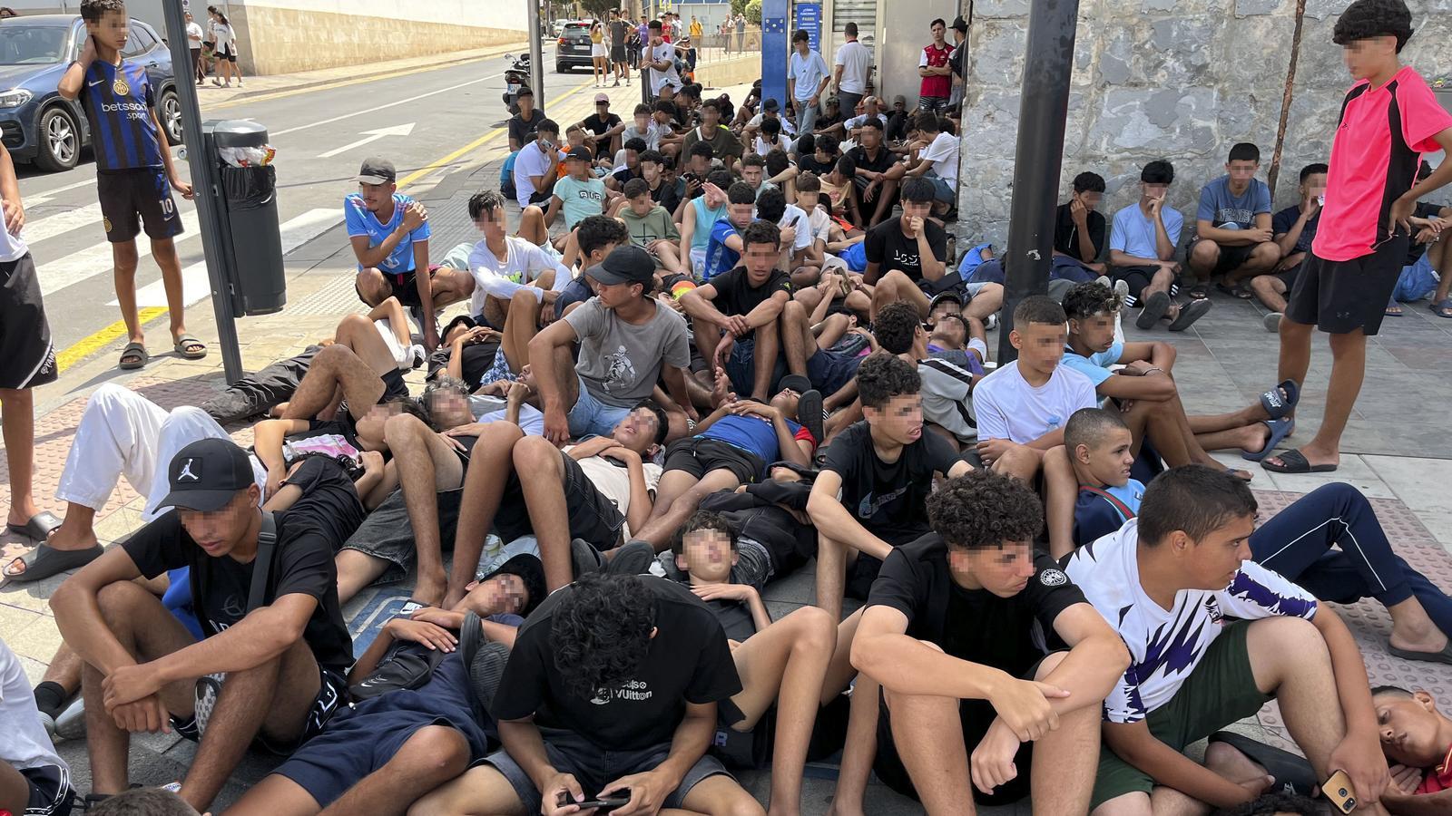 Decenas de menores esperan delante de la Jefatura Superior de la Policía Nacional en Ceuta
