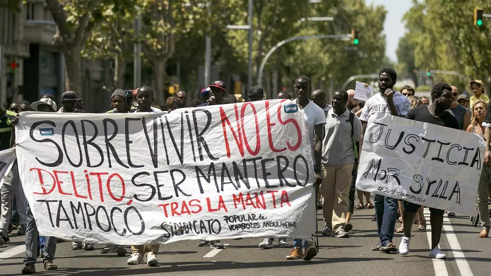 Un centenar de persones es van manifestar ahir a Barcelona per demanar la llibertat de dos manters i una sortida al conflicte obert amb l’administració.