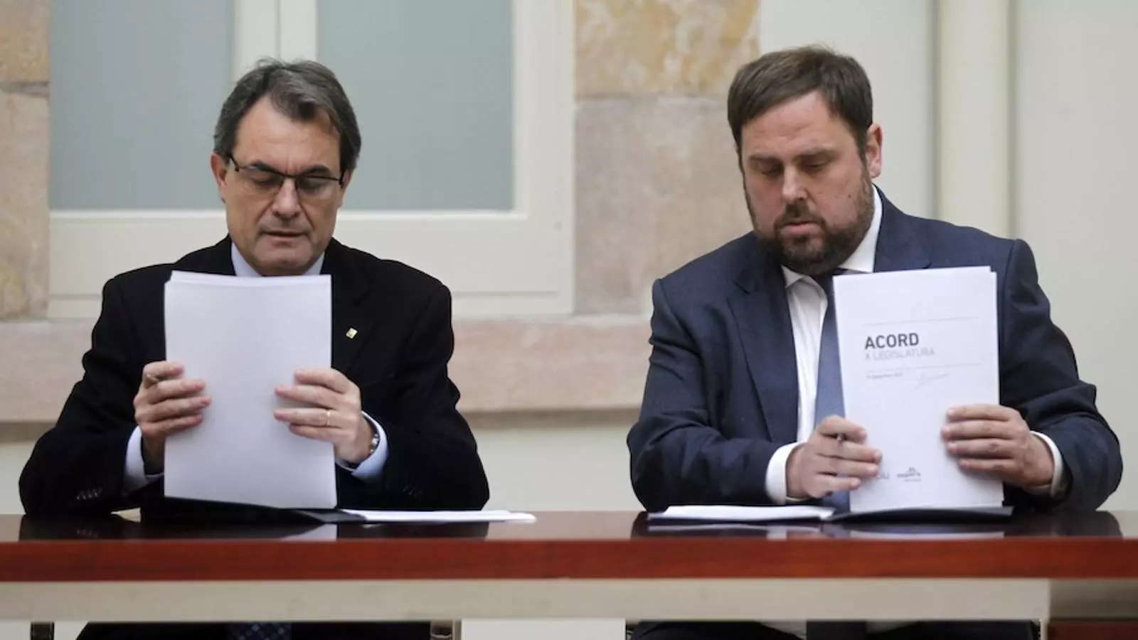 Artur Mas i Oriol Junqueras segellen el pacte de governabilitat / REUTERS
