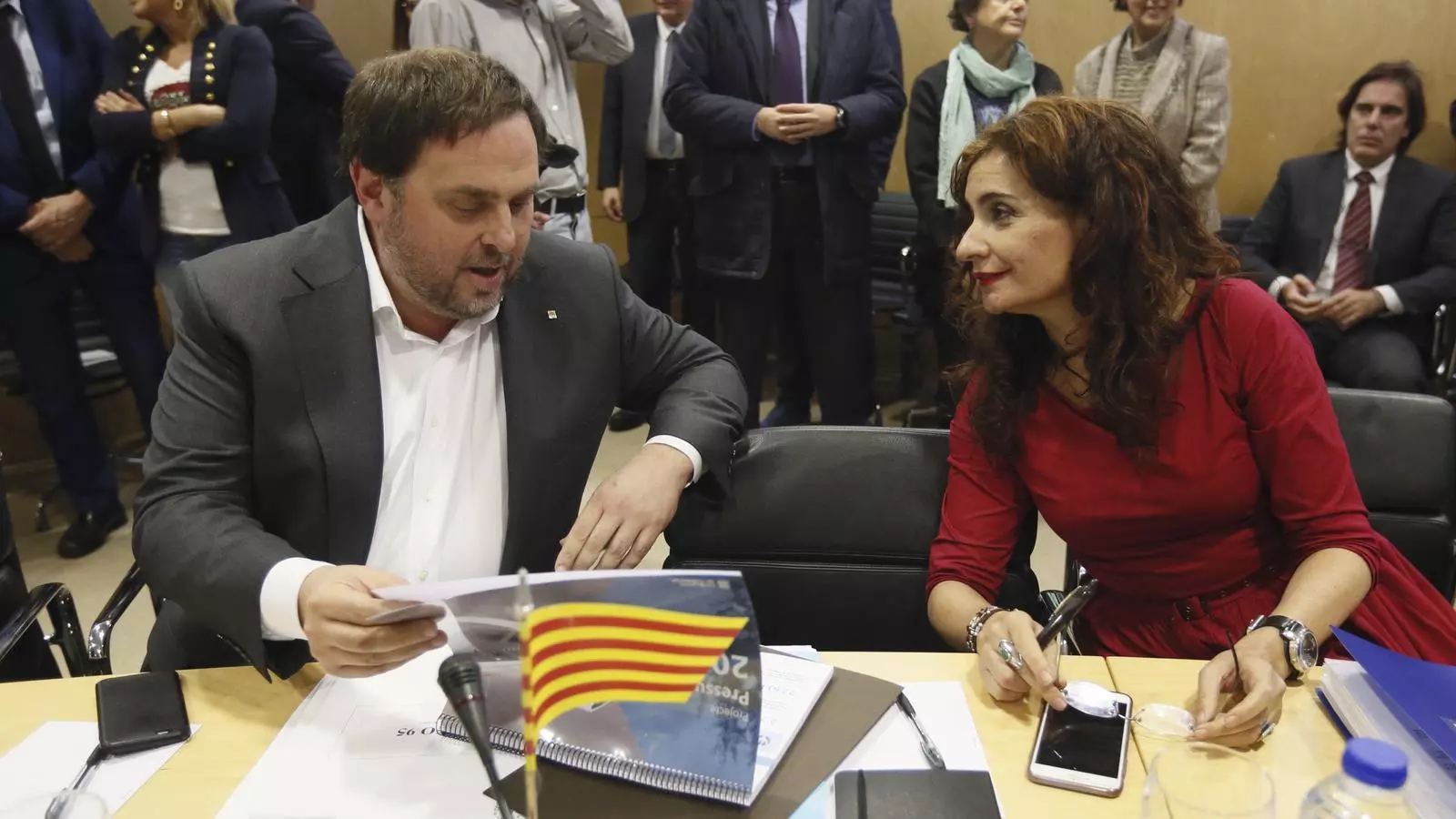 El vicepresident de la Generalitat i conseller d'Economia, Oriol Junqueras, amb la consellera d'Hisenda d'Andalusia, María Jesús Montero
