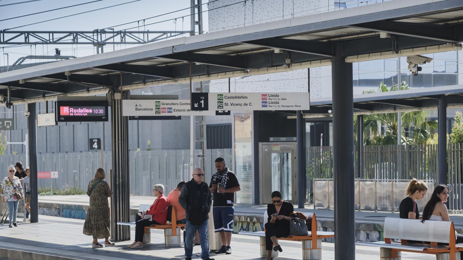 Usuarios de Cercanías en la estación de Gavà