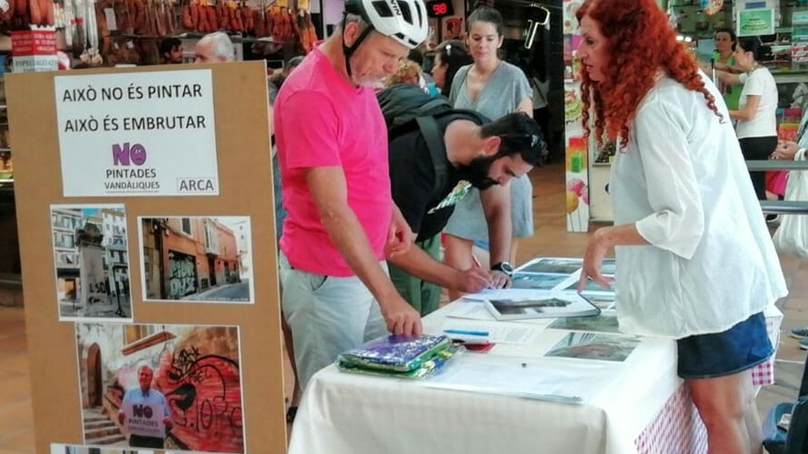 Prop de mig miliar de persones han signat contra les pintures vendàliques