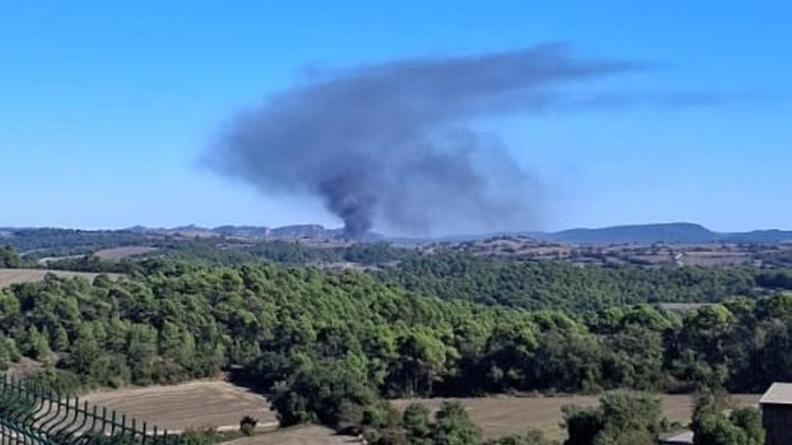 Column of smoke coming from an industrial warehouse on fire in Santa Coloma de Queralt (Conca de Barberà)