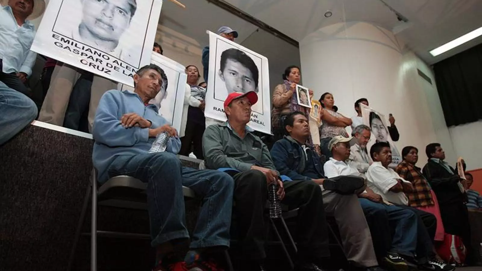 Els pares dels joves desapareguts han reclamat que tornin vius a casa. ÁLEX CRUZ / EFE