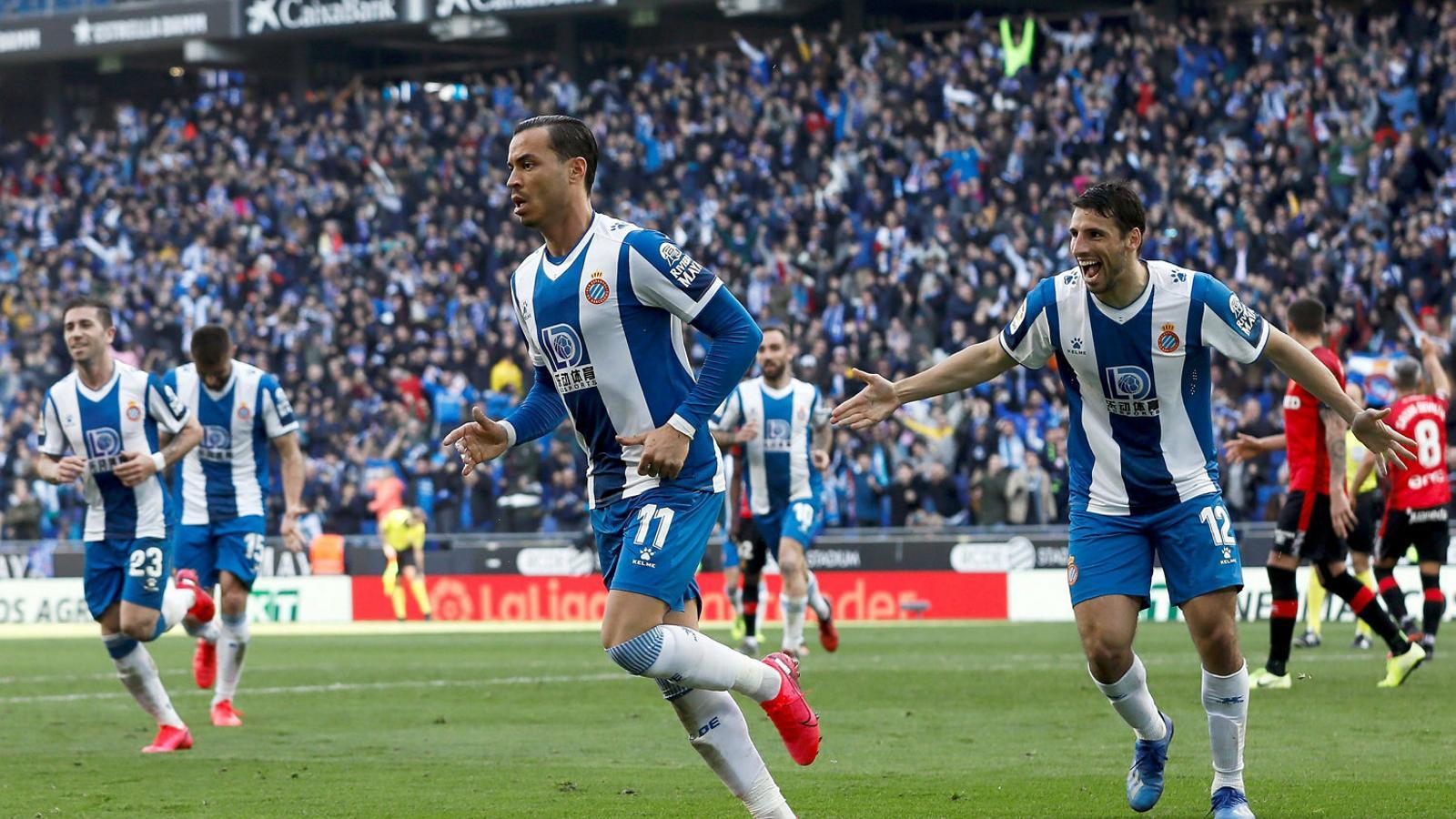 Raúl de Tomás celebrant el gol del triomf contra el Mallorca davant un estadi que va omplir-se del tot.