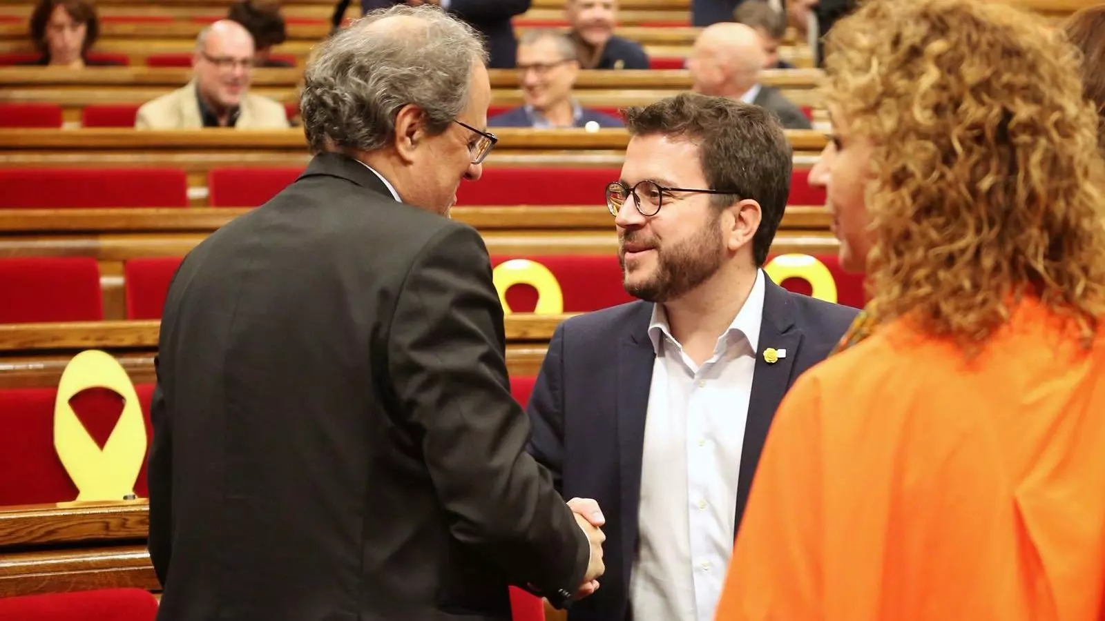 Quim Torra i Pere Aragonès fan una encaixada de mans abans d'iniciar el debat de política general