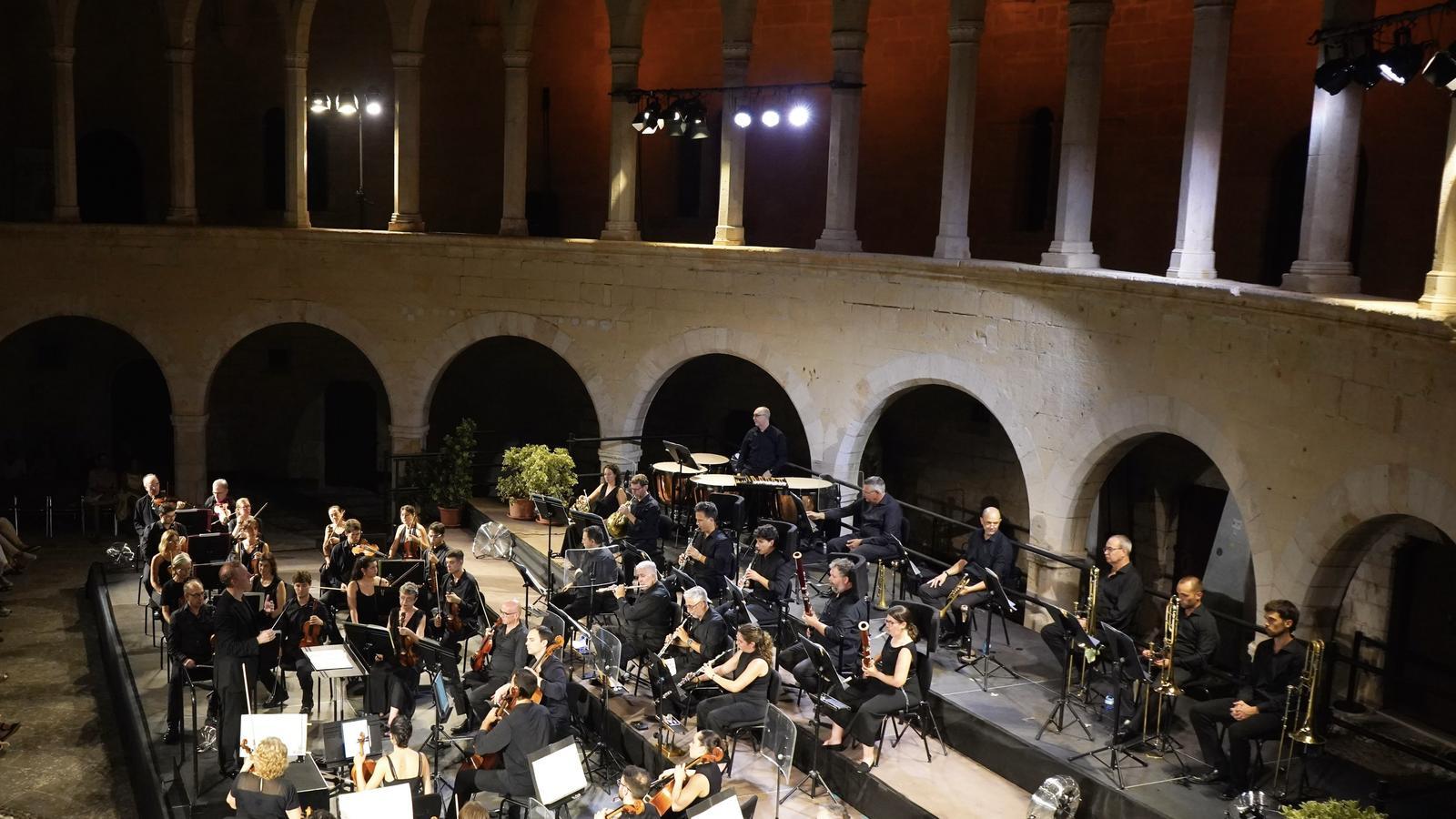 Michael Francis conducting the Symphony at Bellver.