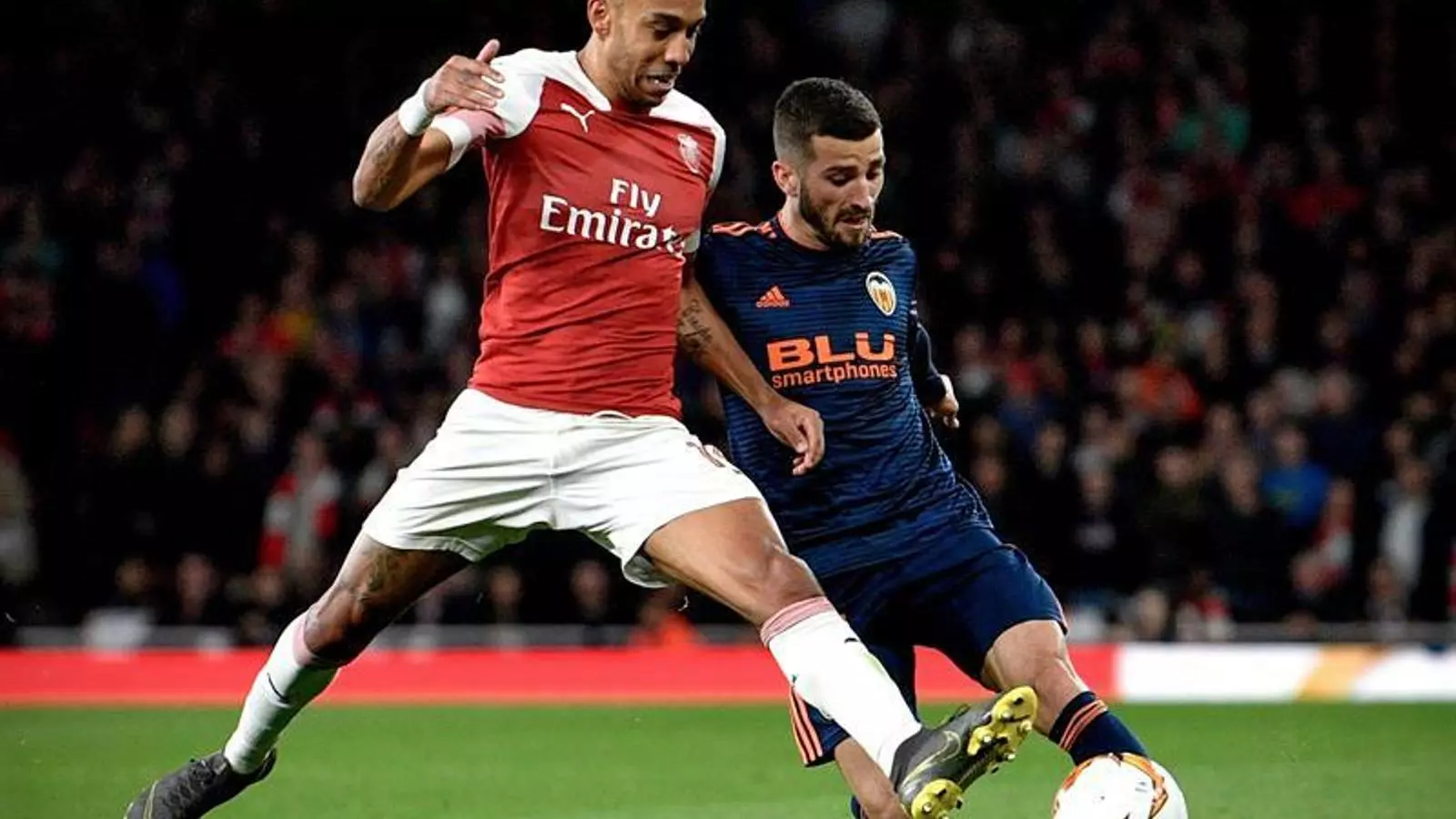 Aubameyang lluita amb Gayá per una pilota al partit de Lliga Europa