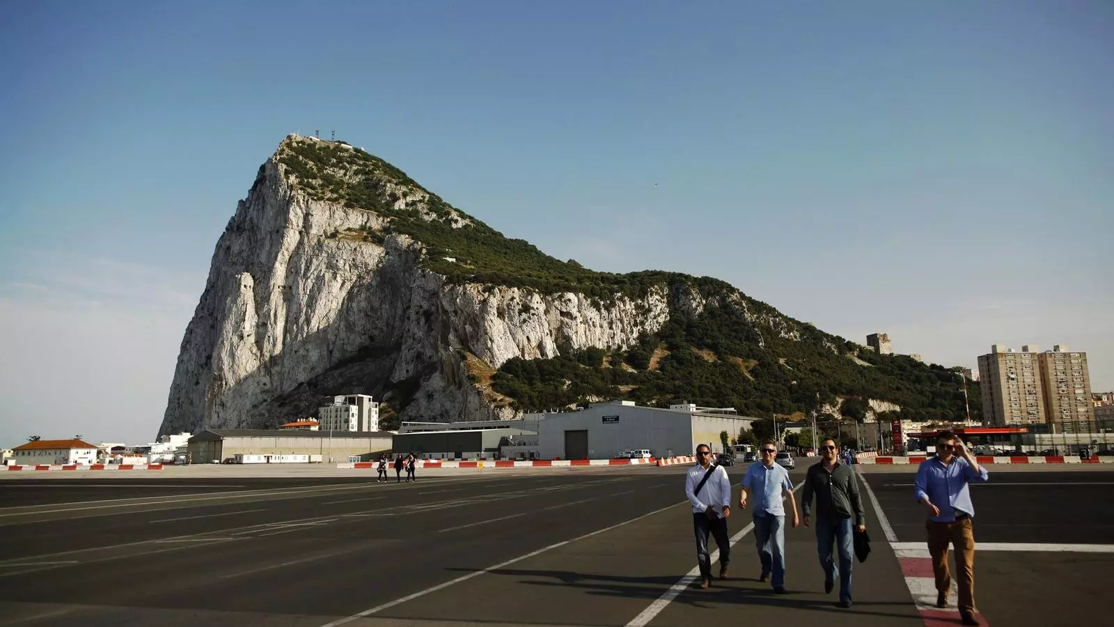COLÒNIA ANGLESA
1. Gibraltar és britànic des del 1713. 2. Portada de l'Abc De divendres sobre El penyal.