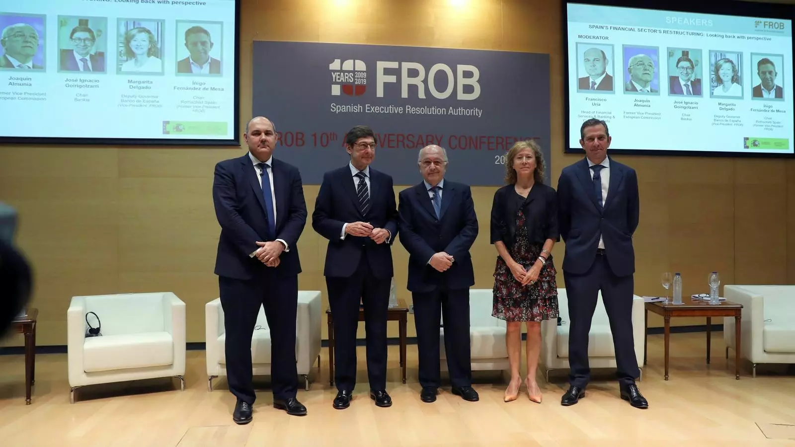 Joaquín Almunia amb la subgovernadora del Banc d'Espanya, Margarita Delgado, i altres personalitats del sector bancari durant l'acte del desè aniversari del FROB.