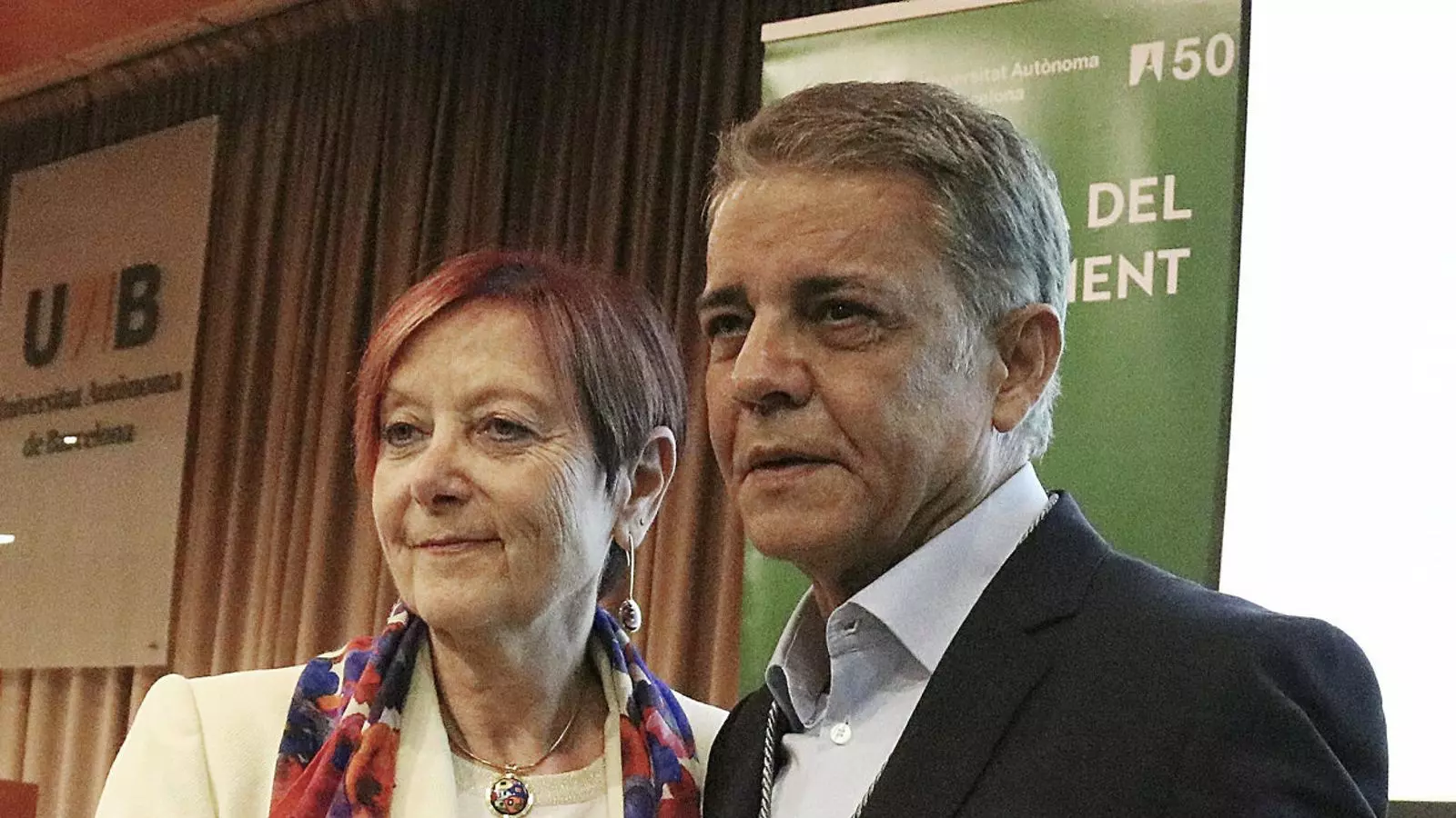 Joaquim Maria Puyal al costat de la rectora de la UAB, Margarita Arboix, que el va definir com un “defensor clar del periodisme lliure, honest i escrupolós”.
