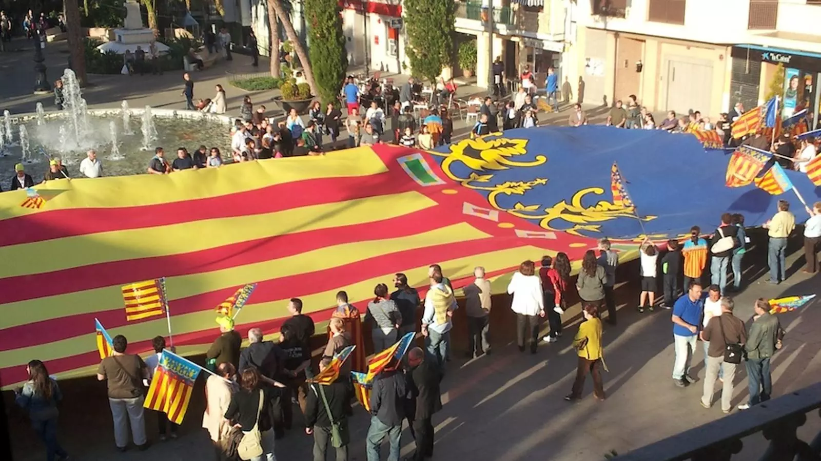 Unes 150 persones han participat a la manifestació anticatalanista de Burjassot / SALVADOR ALMENAR