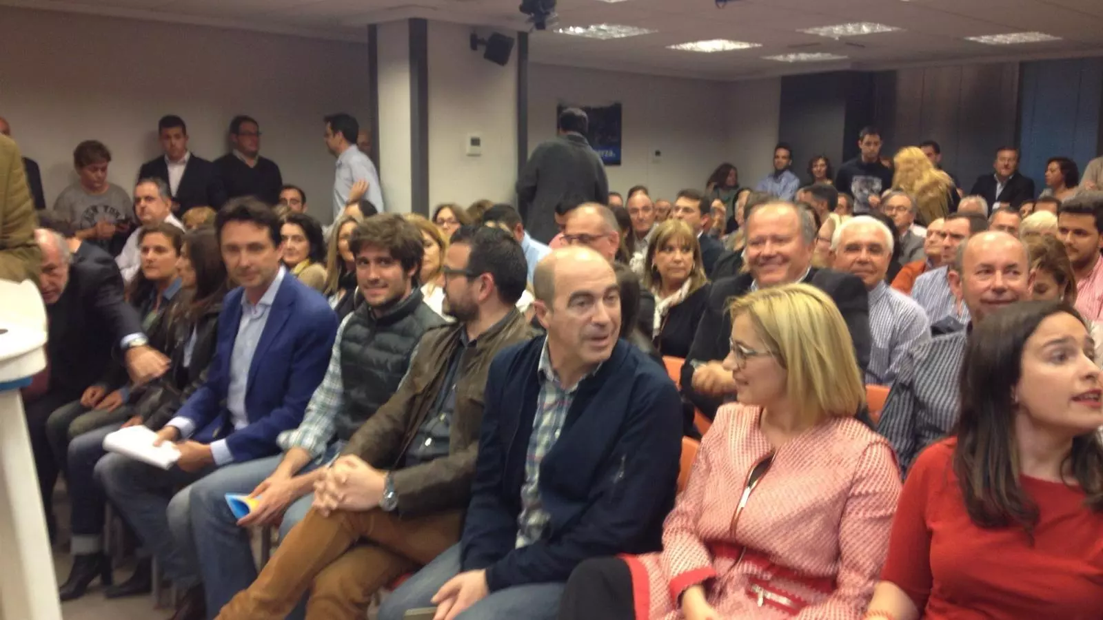 Vicente Betoret, amb jaqueta blava, abans de l'inici de la Junta Directiva Provincial