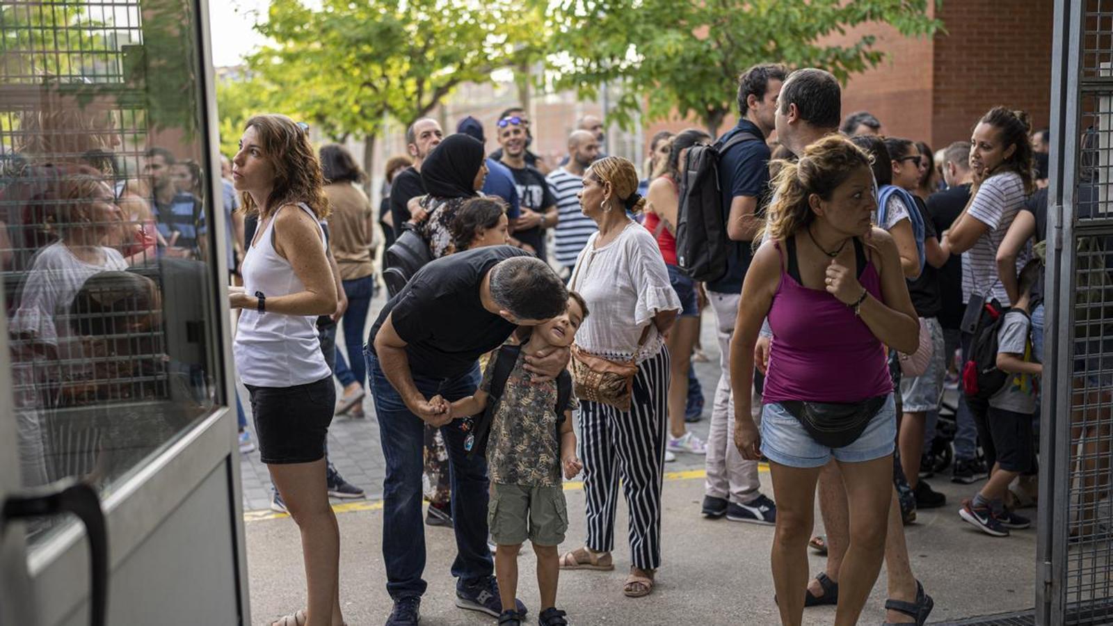 Padres en la entrada de una escuela