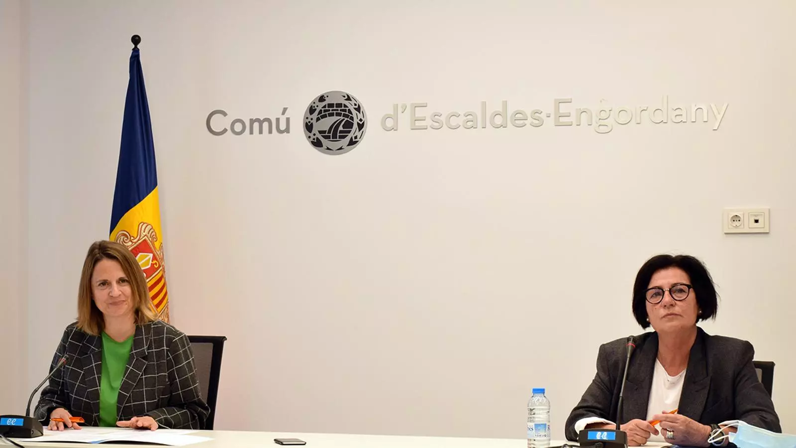 La cònsol major d'Escaldes-Engordany, Rosa Gili, i la consellera de Gent Gran, Infància i Recursos Humans, Magda Mata, durant la roda de premsa per presentar les prestacions. / M. F. (ANA)