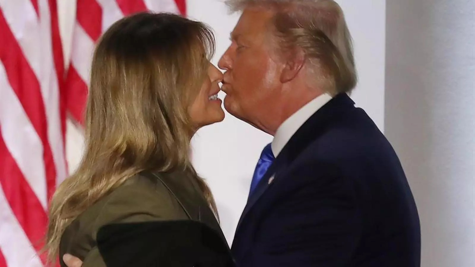 El president dels Estats Units, Donald Trump, petoneja la primera dama, Melania Trump, després del seu discurs, en la segona jornada de la convenció del Partit Republicà
