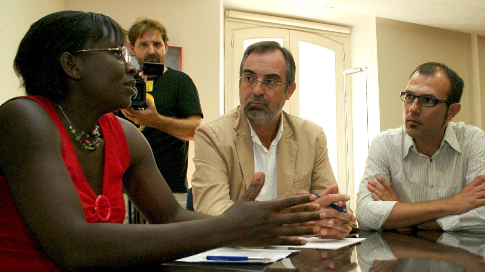 Victoire Ingabire con Pere Sampol y Biel Barceló, representantes de PSM-EN en 2009.