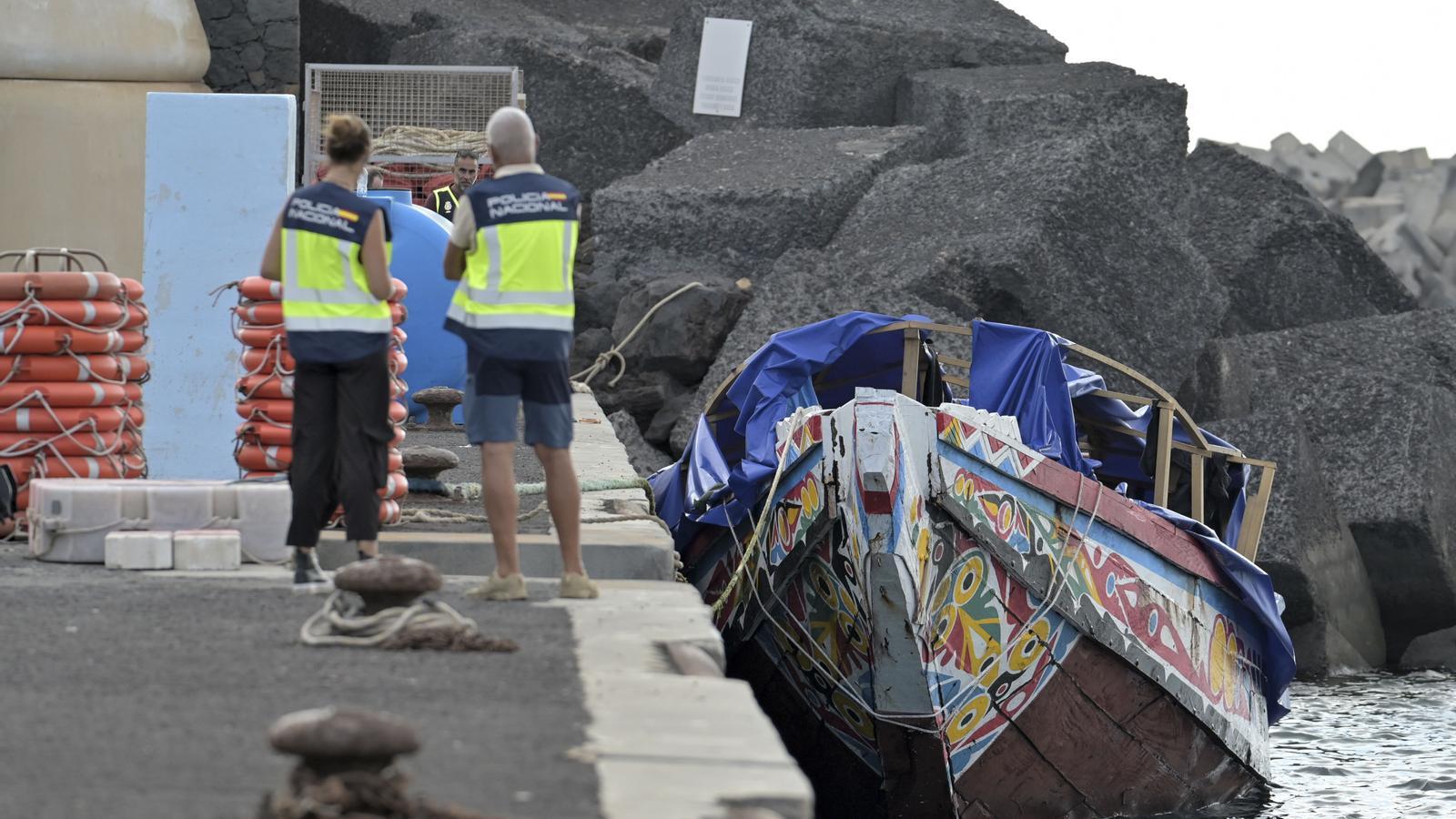 The National Police inspects the canoe in which 119 immigrants were traveling, rescued in waters near El Hierro.