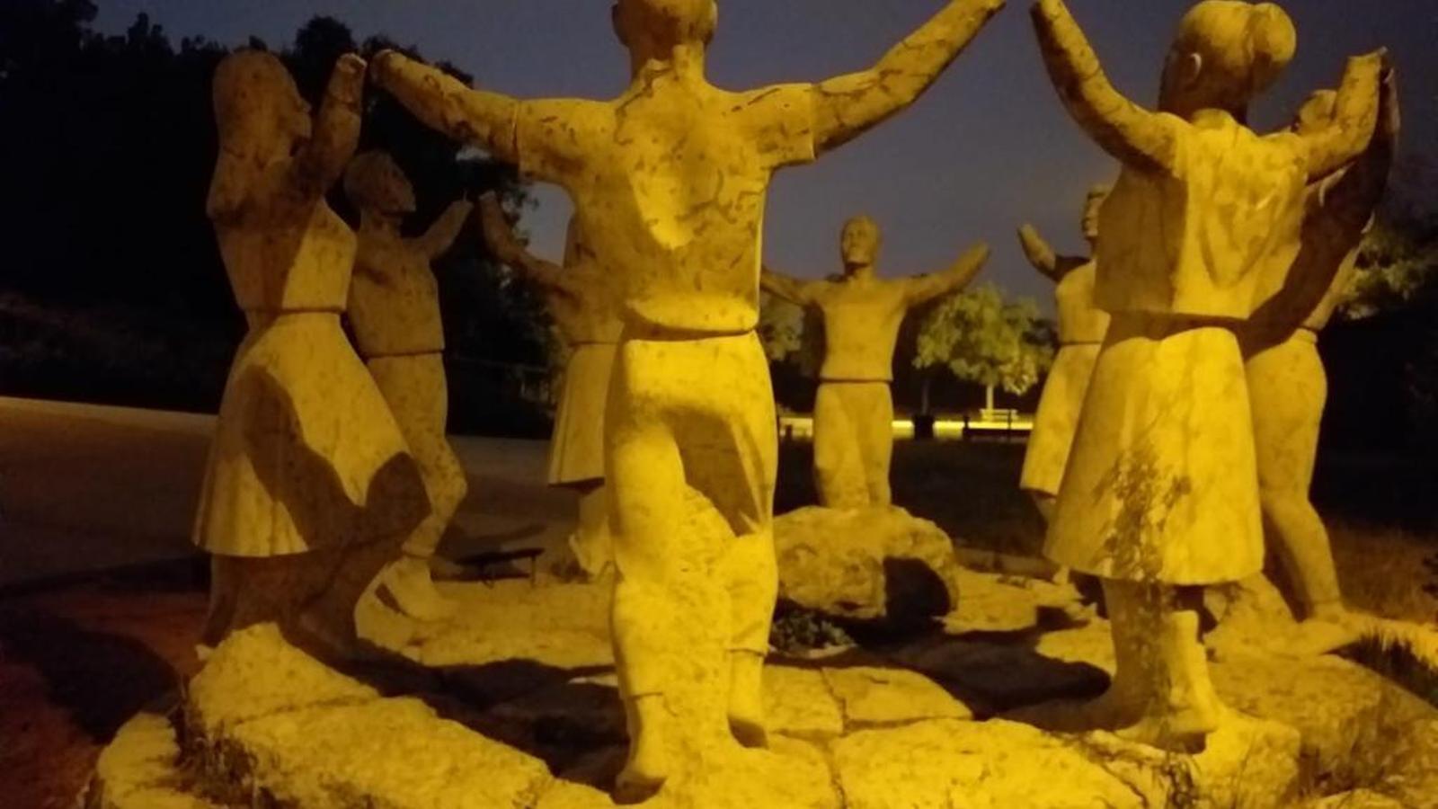 El monumento a la Sardana de Montjuïc, mutilado otra vez