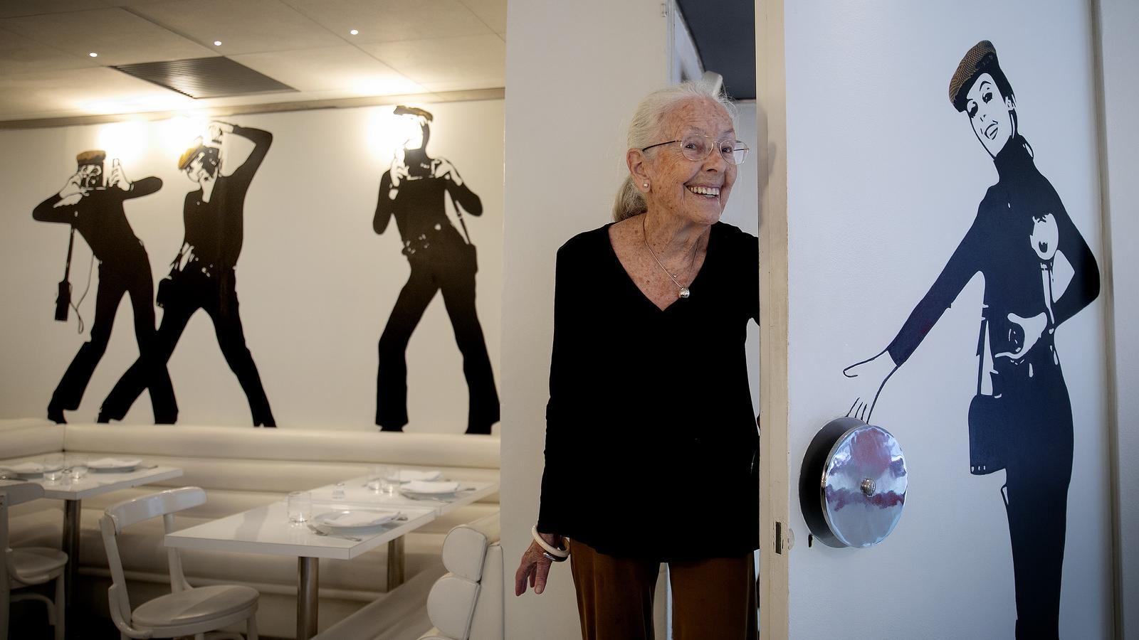 Karin Leiz, at the Flash Flash restaurant in Barcelona, where she is portrayed on the walls when she was thirty-two years old