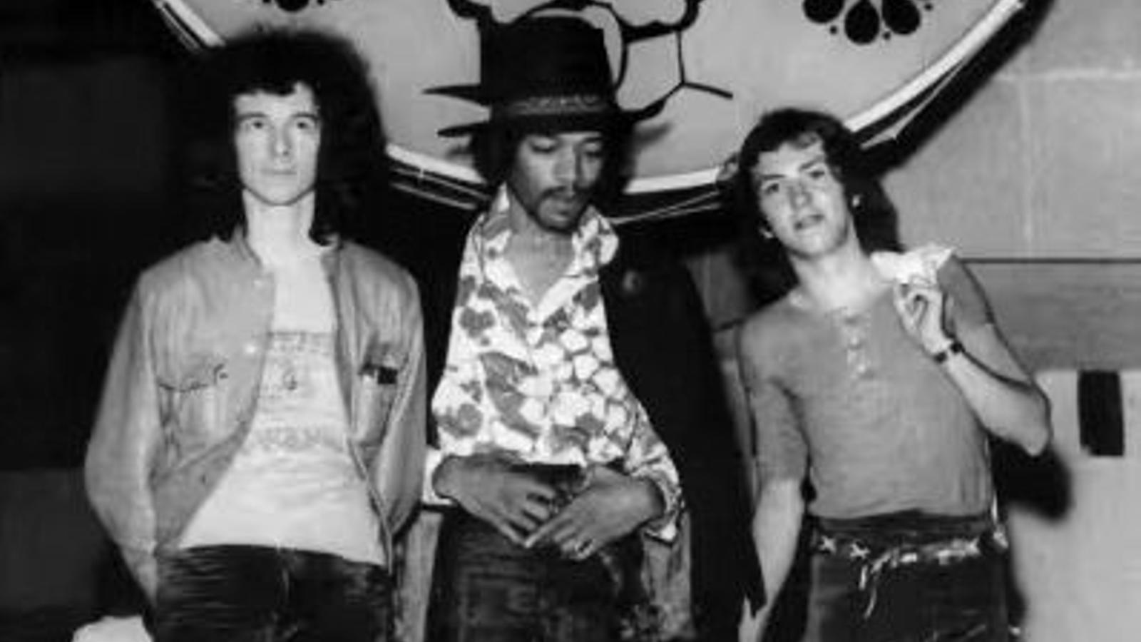 Jimi Hendrix durtant en unaimatge d'arxiu.