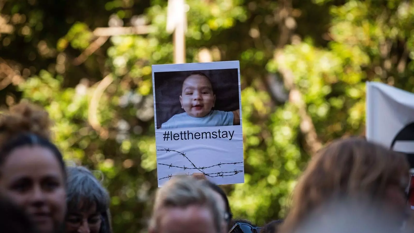 Australians es manifesten a Melbourne contra la decisió de l’alt tribunal del país de deportar 267 immigrants, inclosos nens i nadons, a les illes Nauru i Manus.