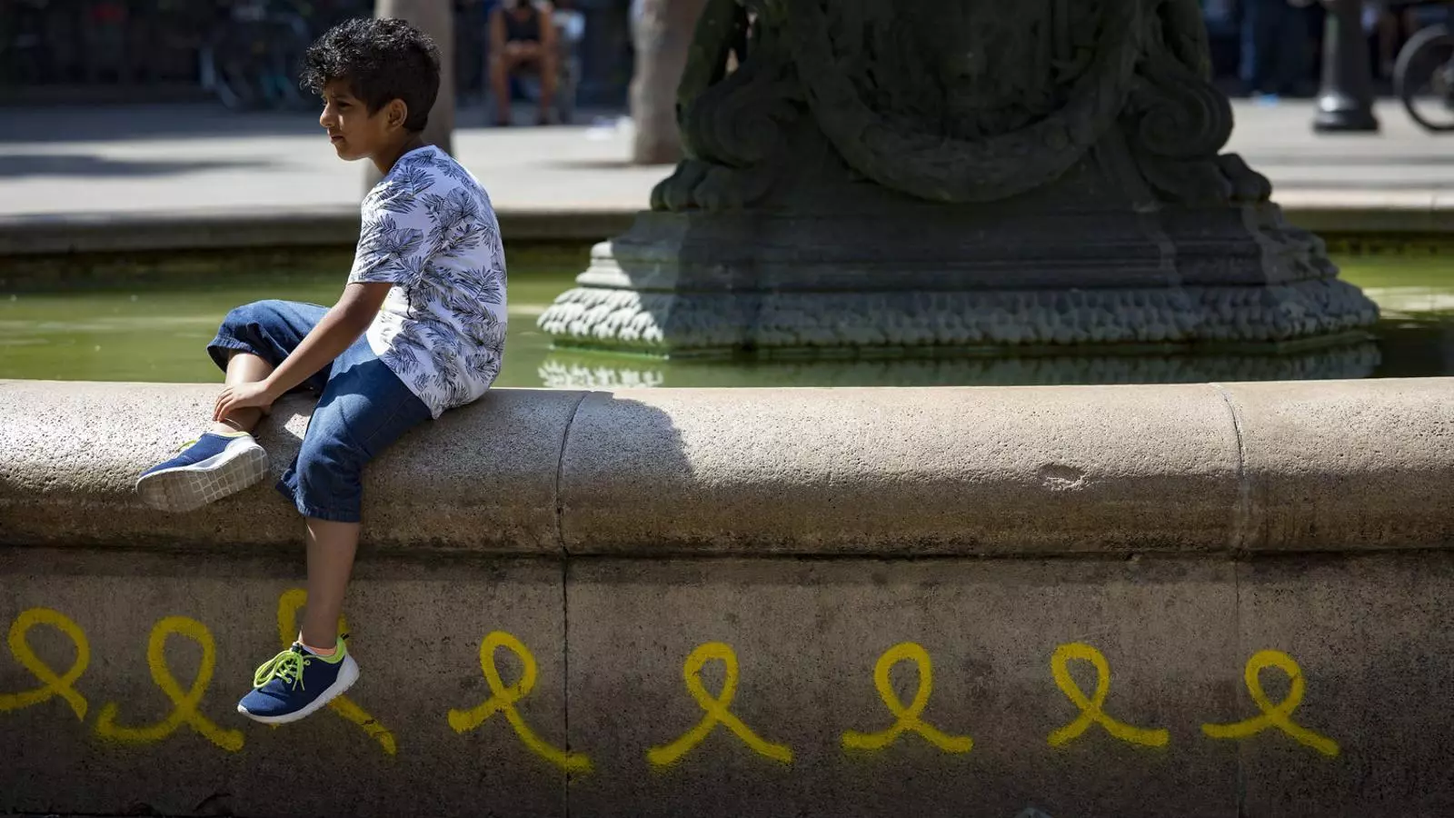 Llaços grocs pintats a la font de la plaça Reial.