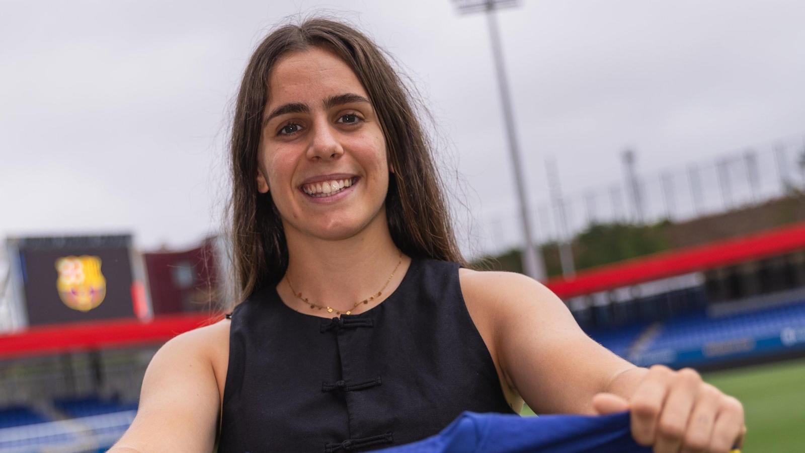 Ainoa Gómez poses with the Barça jersey at the Johan Cruyff stadium