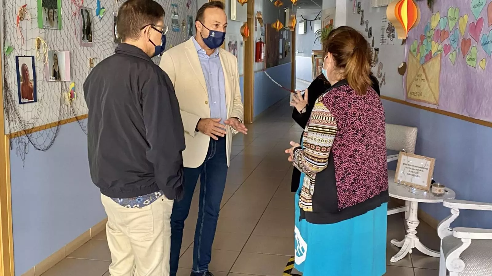 El batle d'Alaior José Luis Benejam visitant l'escoleta del municipi.