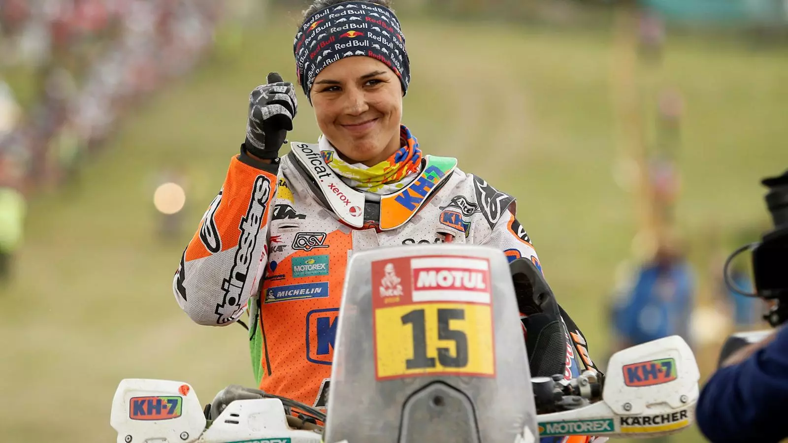 Laia Sanz, després de l’última etapa del Dakar, celebrant amb el dit polze que havia acabat una nova edició del ral·li més dur del planeta.