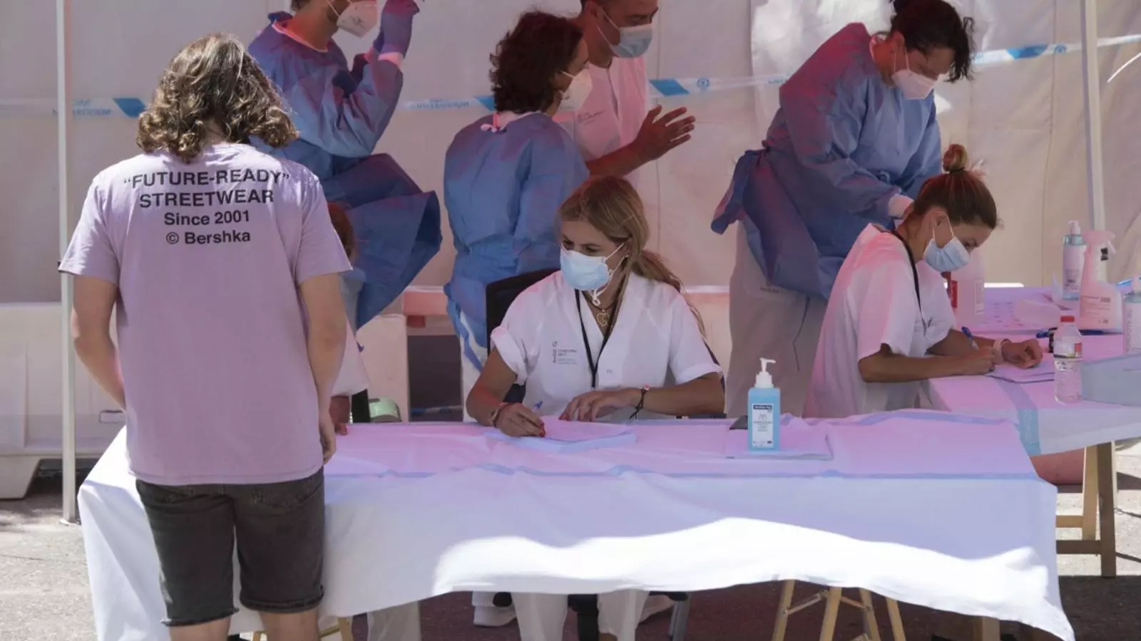 Personal de l'Ib-Salut en el primer dia de cribratge a Ciutadella.