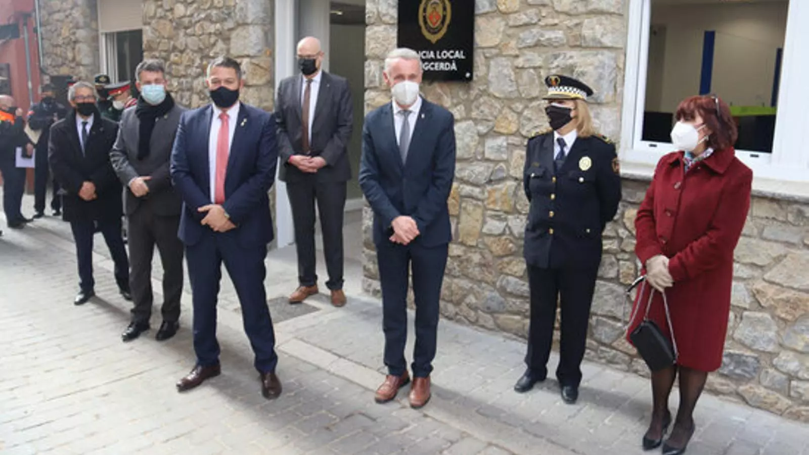 Les autoritats davant les noves dependències de la Policia Local de Puigcerdà
