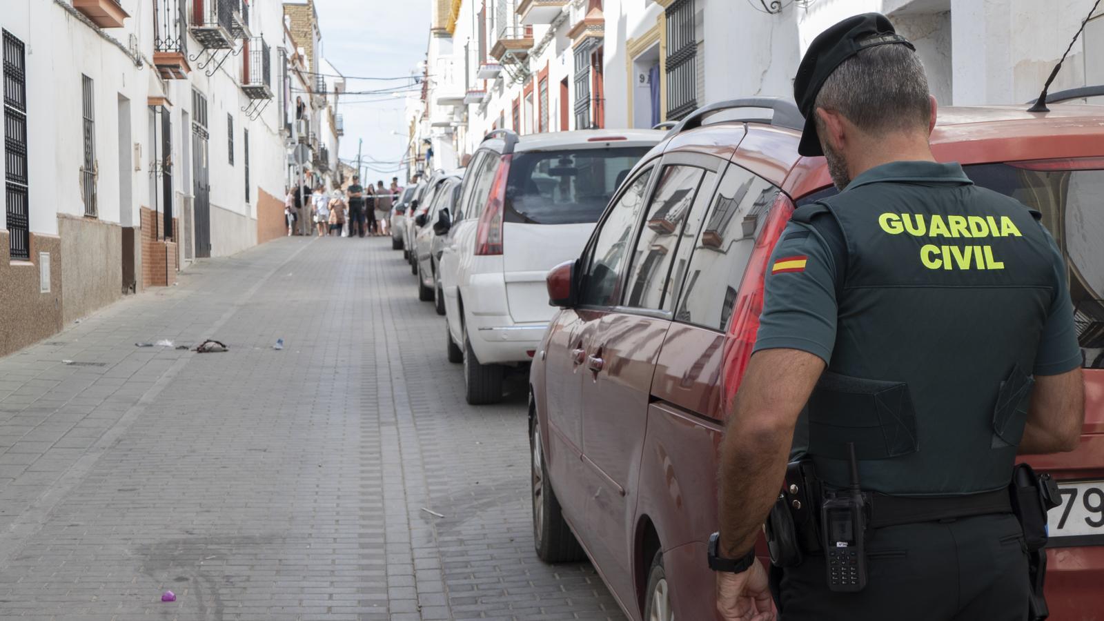 The alleged author of the stabbing death of his partner, a 47-year-old woman, in La Campana (Seville) has surrendered this Sunday to the Civil Guard after being barricaded for hours.