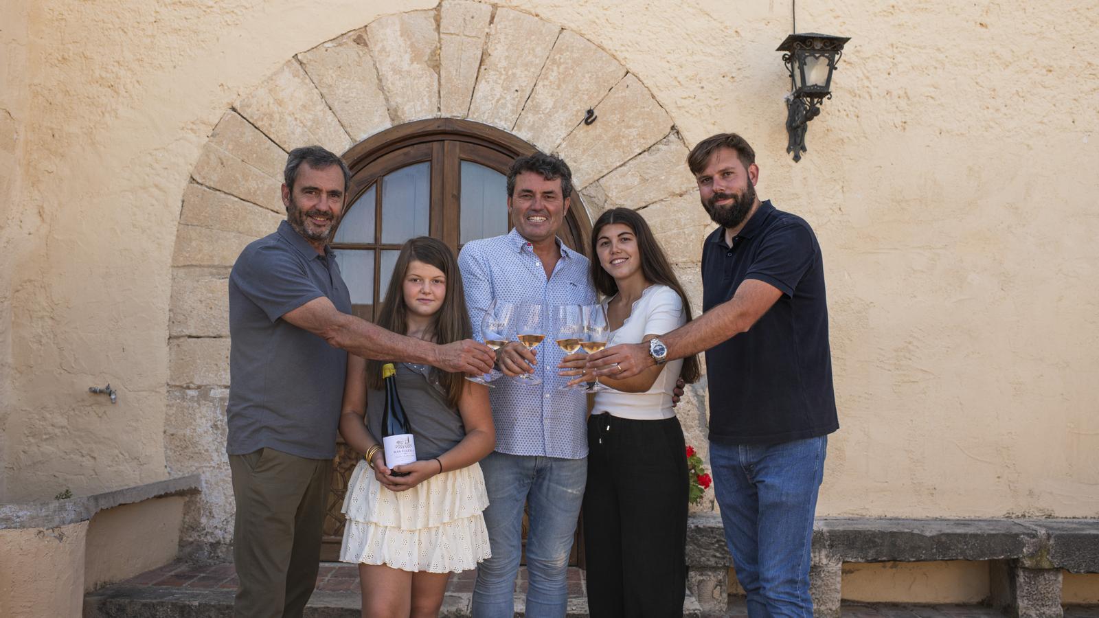 El presidente de Corpinnat, Pere Llopart; la hija pequeña de Albert Jané, Maria; el elaborador Albert Jané; la hija mayor, Paula, y el vicepresidente de Corpinnat, Roc Gramona