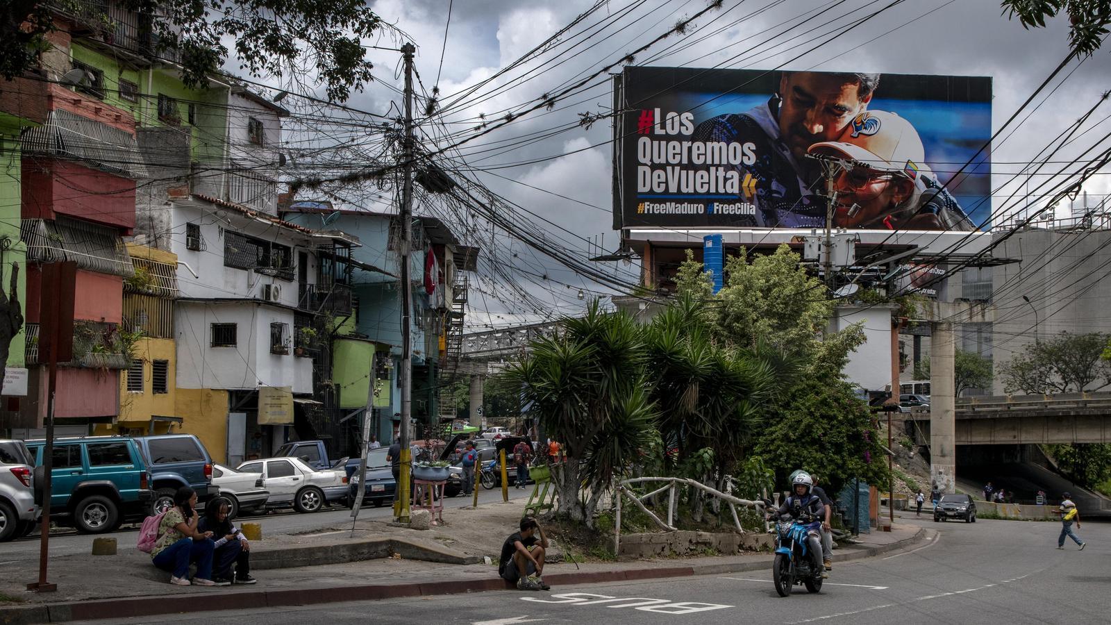 An institutional fence of the government in Caracas that claims the return of Nicolás Maduro and his wife to Venezuela.