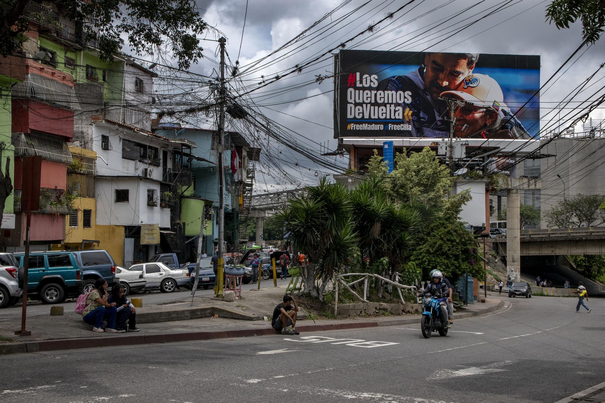 Una valla institucional del gobierno en Caracas que reclama el retorno de Nicolás Maduro y de su mujer a Venezuela.