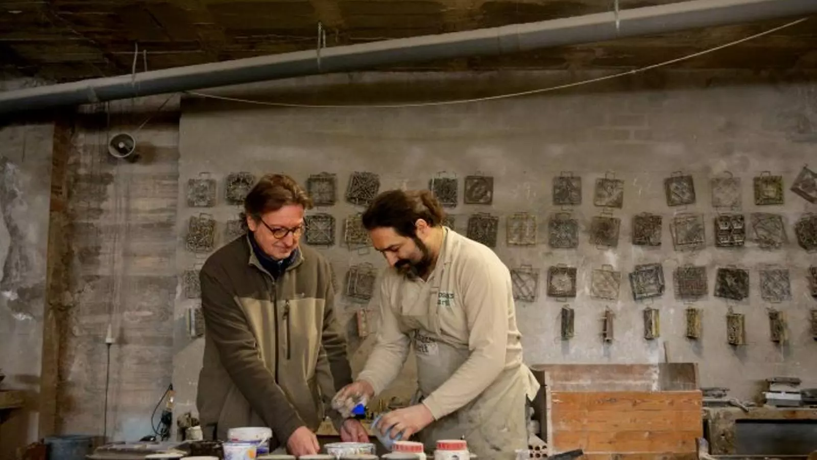 Albert Martí, tercera generació de la família Martí i co-propietari del taller; i Jaume Torrejón, artesà mosaista i cap del taller de Mosaics Martí