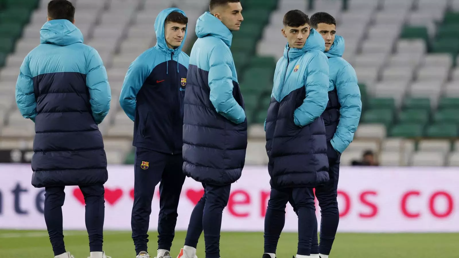 Ángel Alarcón, a la dreta de la imatge i darrere de Pedri, abans del partit del Barça al Benito Villamarín.