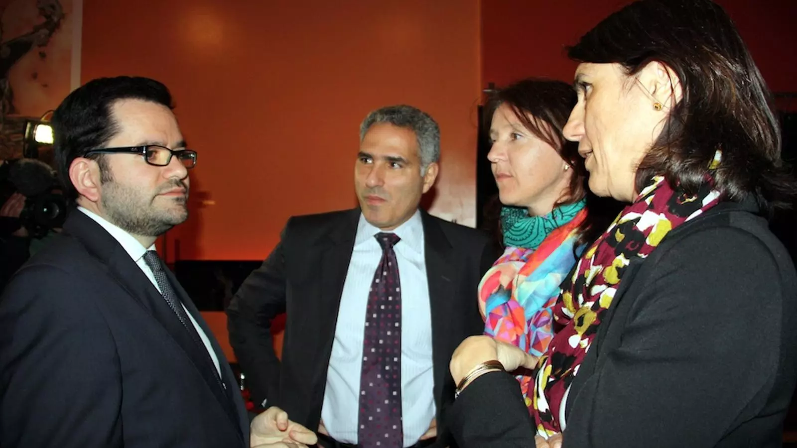 Roger Albinyana, conversant amb la presidenta del Casal Català a San Francisco, Eva Bertran (esquerra), i altres membres de la comunitat catalana a la ciutat / ACN