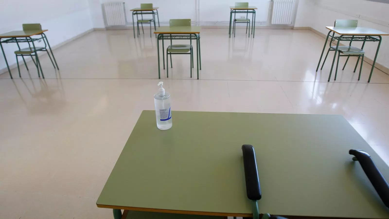 Aula de l'institut de Binissalem adaptada per fer tutories amb mesures de prevenció del covid-19