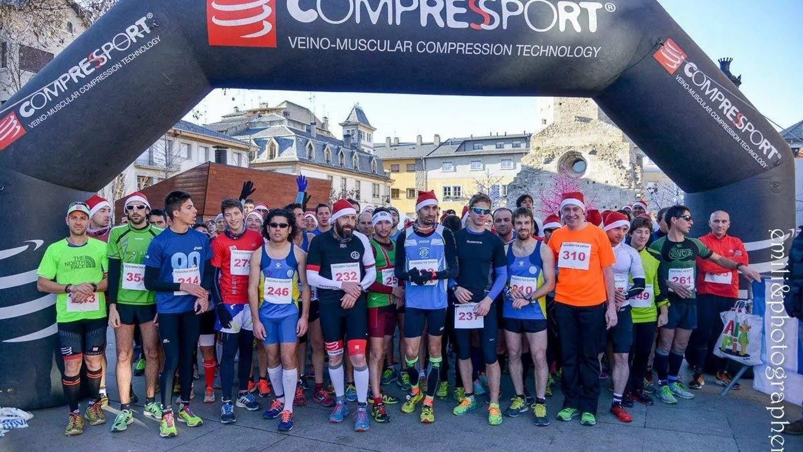 Una edició anterior de la cursa de Sant Silvestre de Puigcerdà. / EMILI GIMÉNEZ