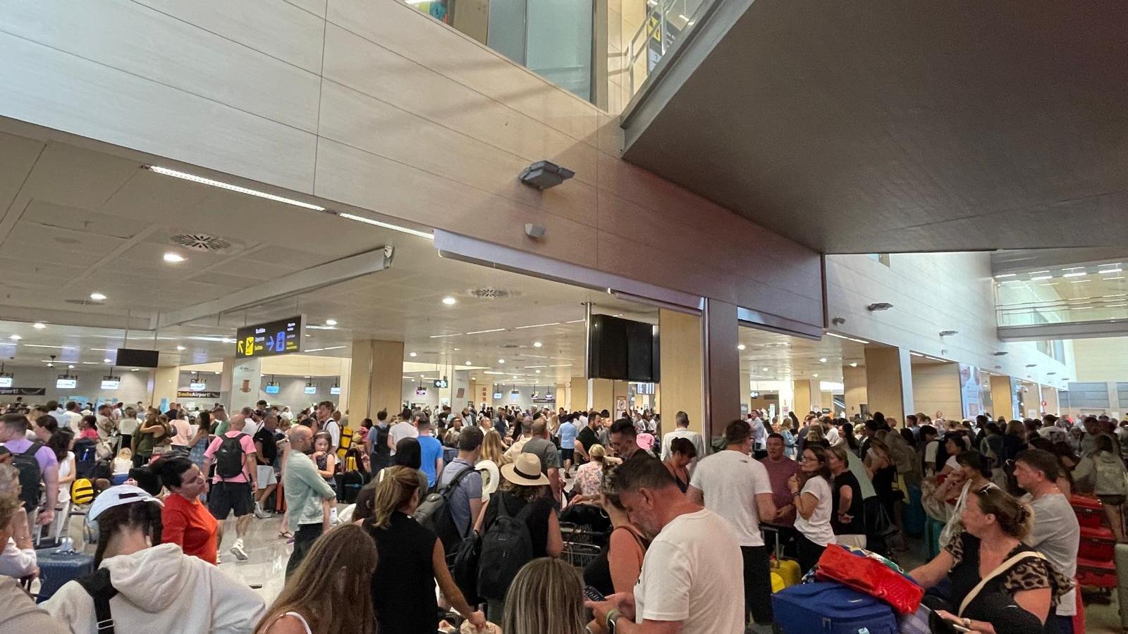 Tràfic de viatgers a l'aeroport d'Eivissa.