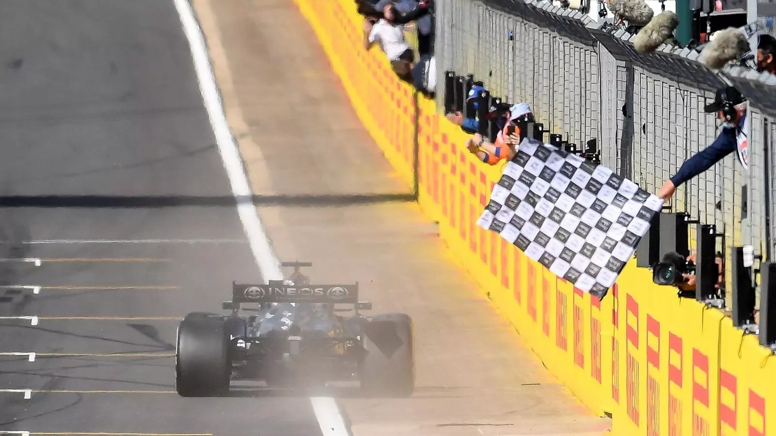 Hamilton travessant la línia de meta de Silverstone