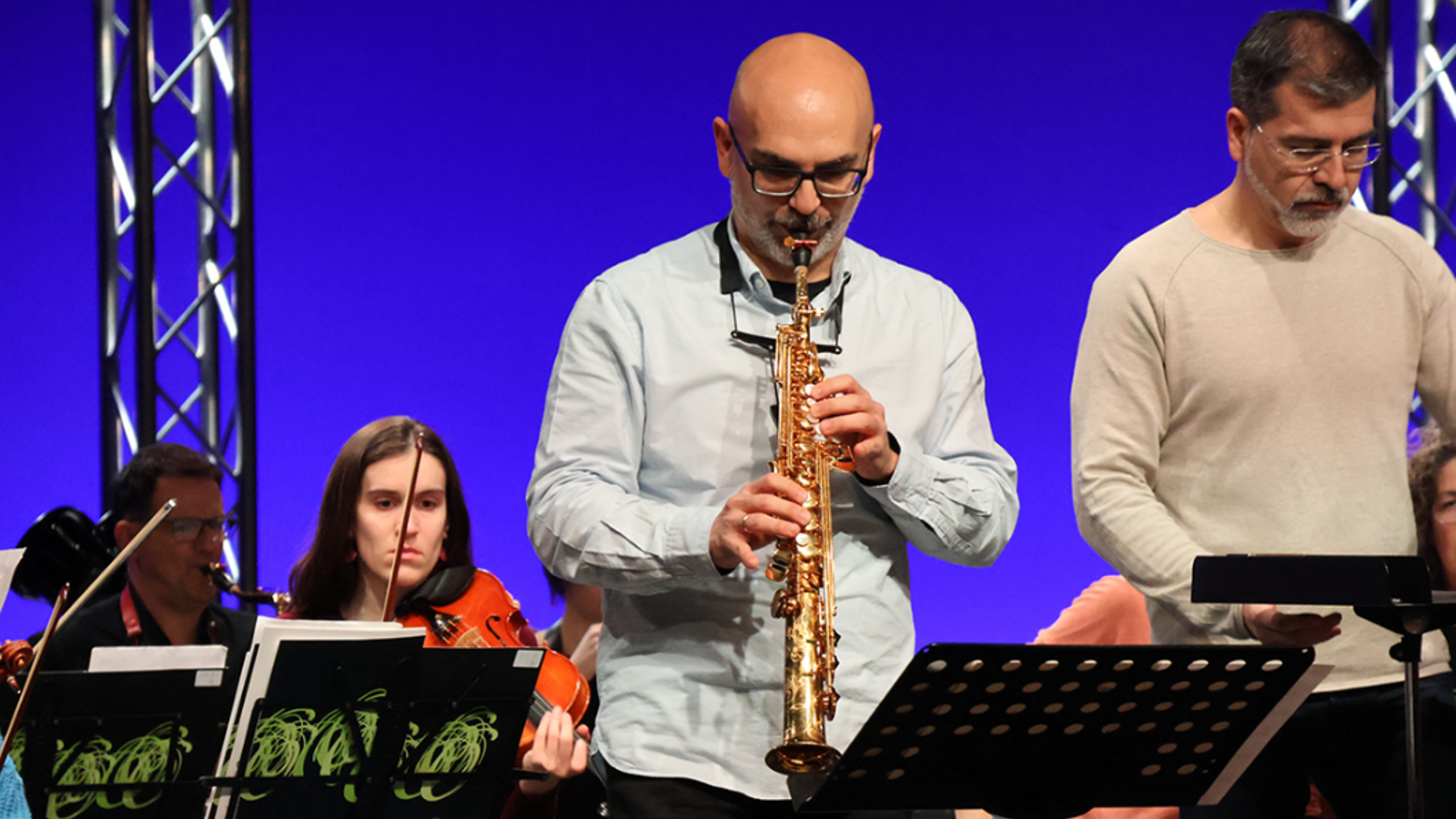 El saxofonista solista durant l'assaig del concert.