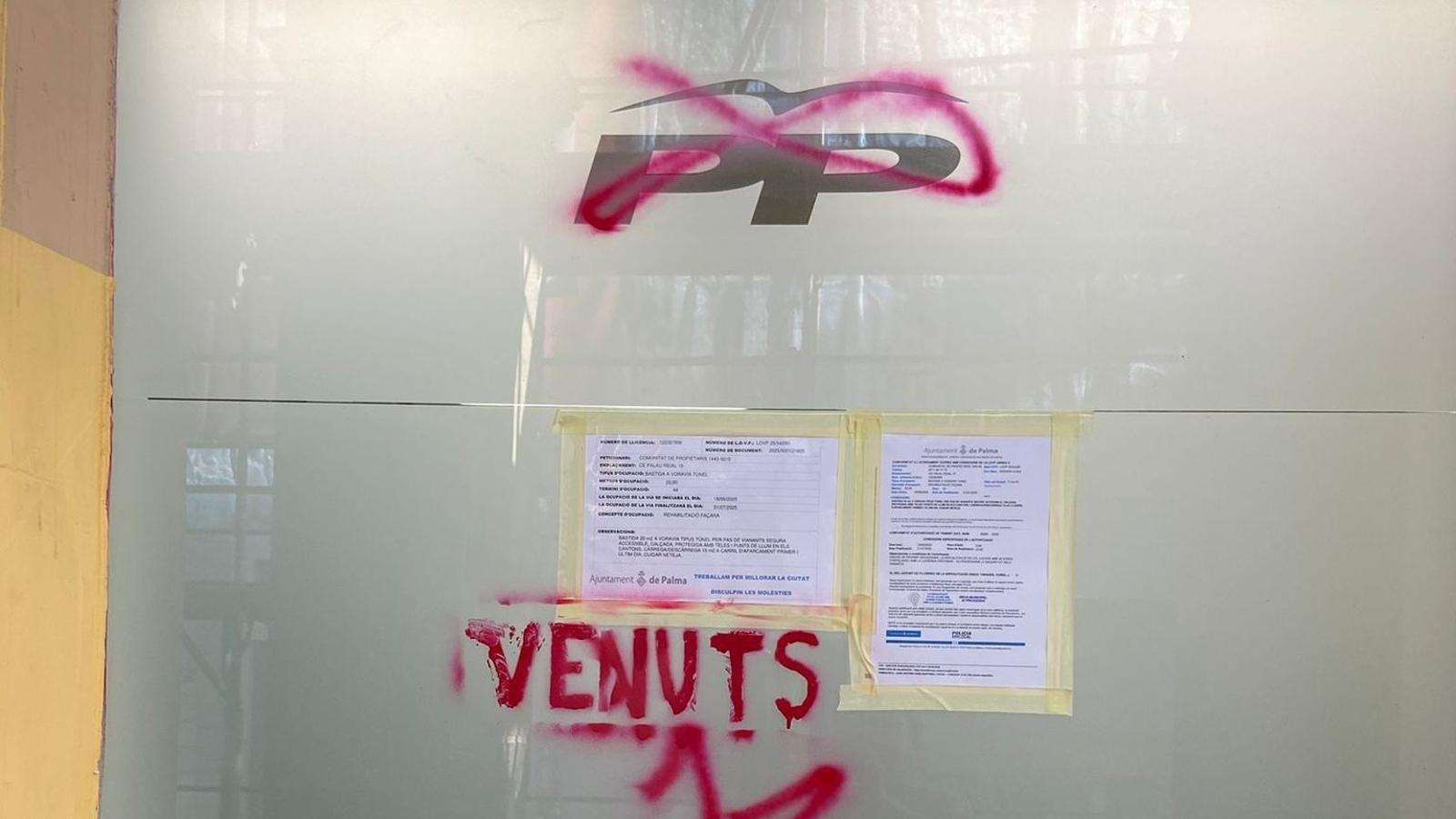 El ataque vandálico en la sede del Partido Popular de Palma