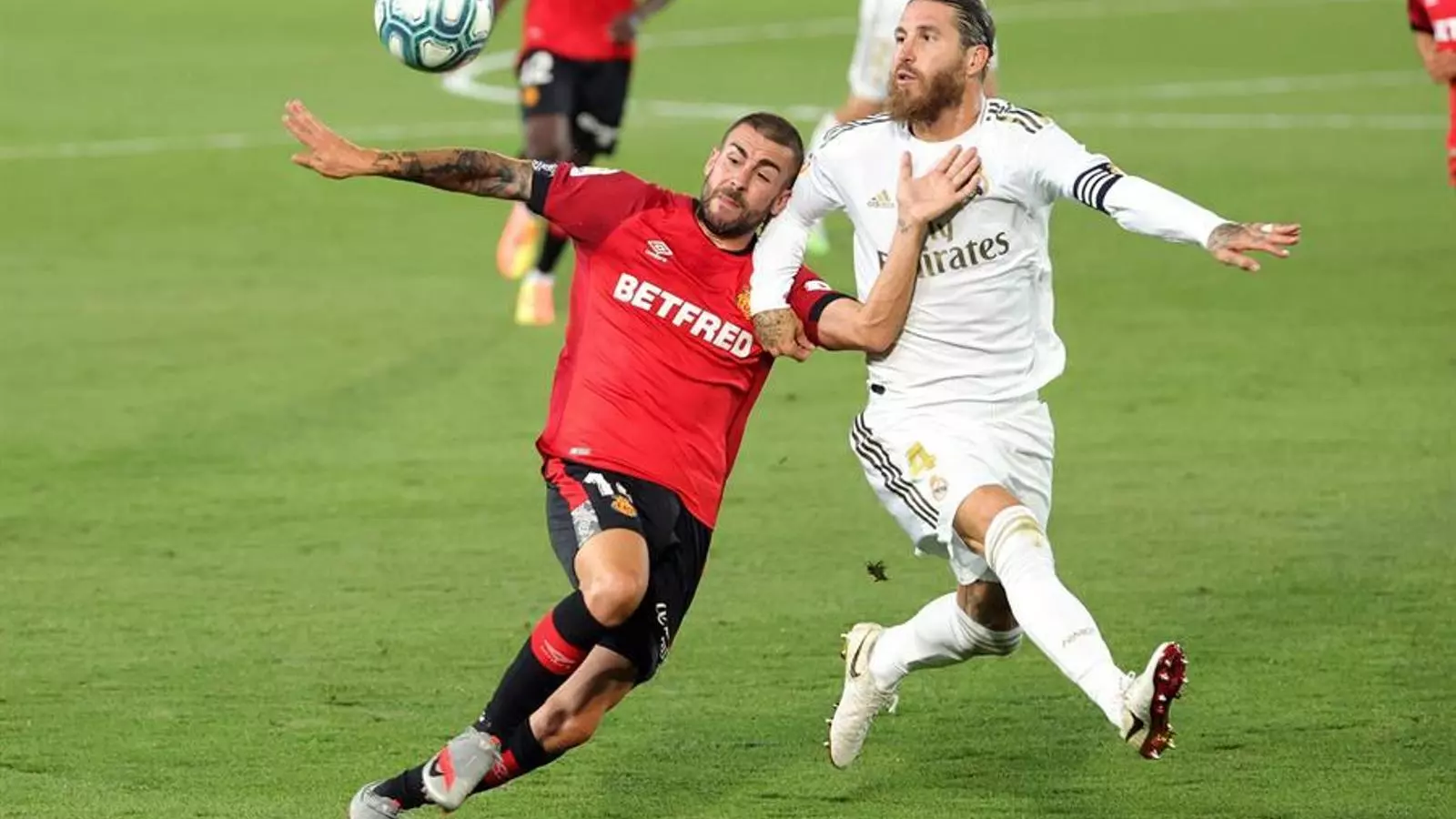 Dani Rodríguez disputa la pilota amb Sergio Ramos