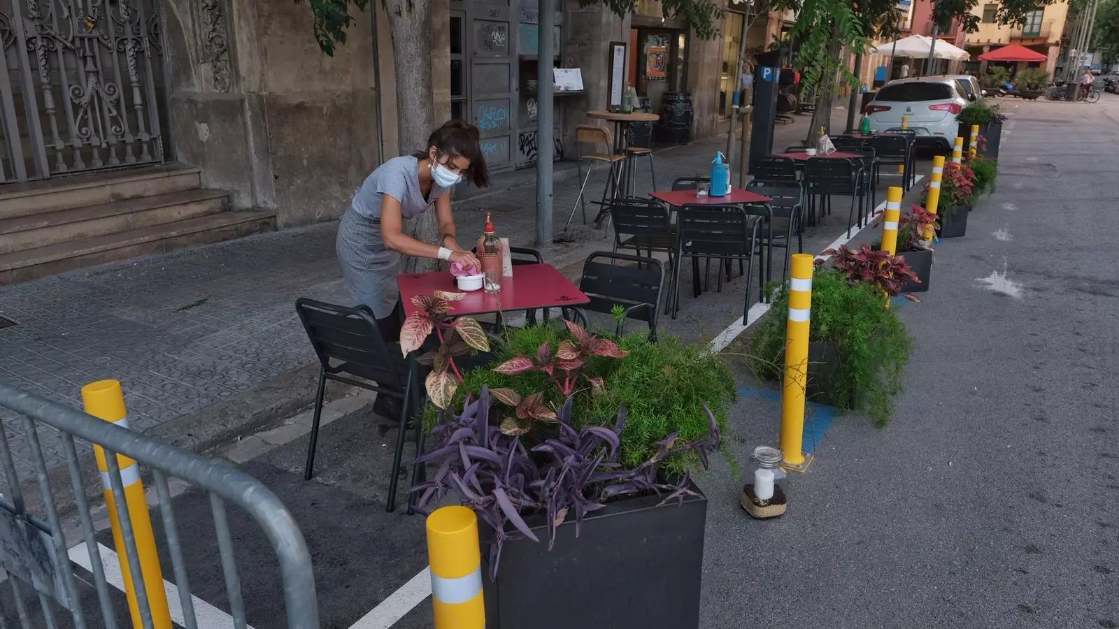 Terrassa d'un bar que ocupa part de la calçada al carrer Consulat de mar de Barcelona